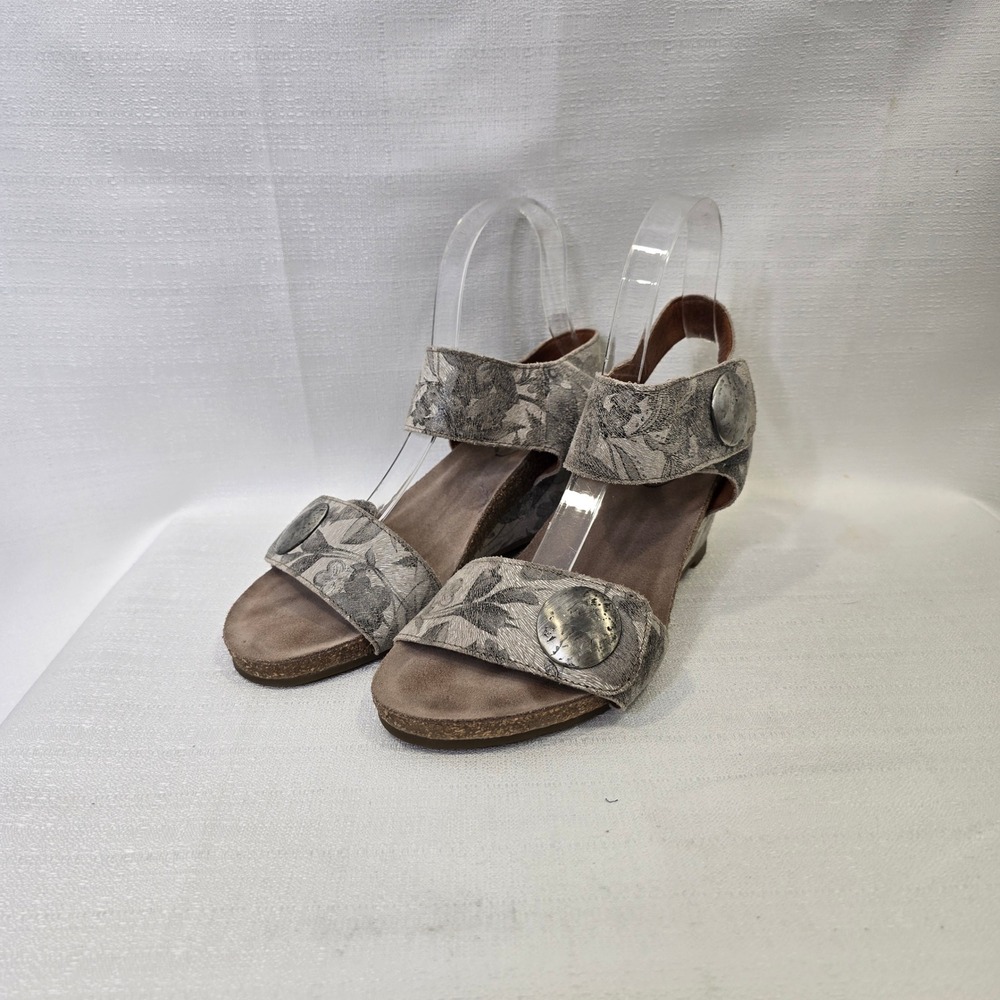 Taos Carousel Wedge Sandals Women 39 8 Grey Floral Silver Medallion